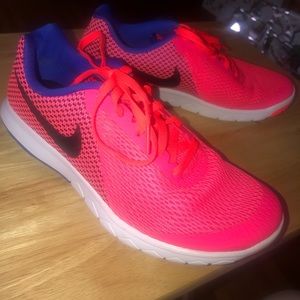 NIKE: Women’s Running Shoe- PERFECT CONDITION